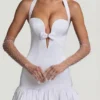 Millie Minikleid mit Schleifenverzierung, Neckholder und ausgestellter Säume in Weiß Millie Minikleid mit Schleifenverzierung, Neckholder und ausgestellter Säume in Weiß