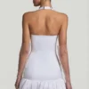 Millie Minikleid mit Schleifenverzierung, Neckholder und ausgestellter Säume in Weiß Millie Minikleid mit Schleifenverzierung, Neckholder und ausgestellter Säume in Weiß