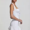 Millie Minikleid mit Schleifenverzierung, Neckholder und ausgestellter Säume in Weiß Millie Minikleid mit Schleifenverzierung, Neckholder und ausgestellter Säume in Weiß