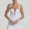 Millie Minikleid mit Schleifenverzierung, Neckholder und ausgestellter Säume in Weiß Millie Minikleid mit Schleifenverzierung, Neckholder und ausgestellter Säume in Weiß