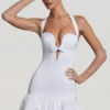Millie Minikleid mit Schleifenverzierung, Neckholder und ausgestellter Säume in Weiß Millie Minikleid mit Schleifenverzierung, Neckholder und ausgestellter Säume in Weiß