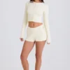 Mini-Shorts aus geripptem Strick mit Bindeband in Creme