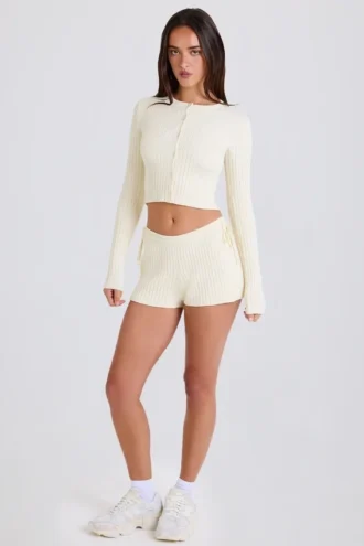 Mini-Shorts aus geripptem Strick mit Bindeband in Creme Mini-Shorts aus geripptem Strick mit Bindeband in Creme