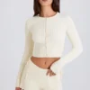 Mini-Shorts aus geripptem Strick mit Bindeband in Creme