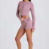 Mini-Shorts aus geripptem Strick mit Bindebändern in Mauve