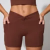 Mini-Shorts mit gedrehtem Bund und Taschen in Braun Mini-Shorts mit gedrehtem Bund und Taschen in Braun