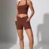 Mini-Shorts mit gedrehtem Bund und Taschen in Braun Mini-Shorts mit gedrehtem Bund und Taschen in Braun