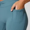 Mini-Shorts mit gedrehtem Bund und Taschen in Steinblau Mini-Shorts mit gedrehtem Bund und Taschen in Steinblau