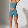 Mini-Shorts mit gedrehtem Bund und Taschen in Steinblau Mini-Shorts mit gedrehtem Bund und Taschen in Steinblau