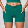 Mini-Shorts mit gedrehter Taille und Taschen in Blaugrün Mini-Shorts mit gedrehter Taille und Taschen in Blaugrün