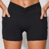 Mini-Shorts mit gedrehter Taille und Taschen in Schwarz Mini-Shorts mit gedrehter Taille und Taschen in Schwarz