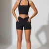 Mini-Shorts mit gedrehter Taille und Taschen in Schwarz Mini-Shorts mit gedrehter Taille und Taschen in Schwarz