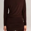 Mira Modal-Minikleid mit schulterfreiem Ausschnitt in Schokoladenbraun