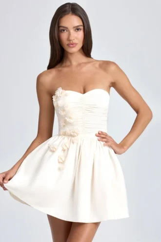 Mirabelle Bandeau-Minikleid mit Blumenapplikationen in Elfenbein