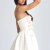 Mirabelle Bandeau-Minikleid mit Blumenapplikationen in Elfenbein Mirabelle Bandeau-Minikleid mit Blumenapplikationen in Elfenbein
