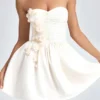 Mirabelle Bandeau-Minikleid mit Blumenapplikationen in Elfenbein Mirabelle Bandeau-Minikleid mit Blumenapplikationen in Elfenbein