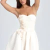 Mirabelle Bandeau-Minikleid mit Blumenapplikationen in Elfenbein Mirabelle Bandeau-Minikleid mit Blumenapplikationen in Elfenbein