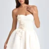 Mirabelle Bandeau-Minikleid mit Blumenapplikationen in Elfenbein Mirabelle Bandeau-Minikleid mit Blumenapplikationen in Elfenbein