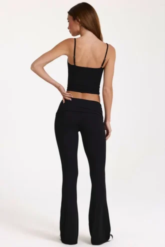 Modal-Hose mit mittlerer Leibhöhe und ausgestelltem Bein in Schwarz