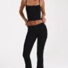 Modal-Hose mit mittlerer Leibhöhe und ausgestelltem Bein in Schwarz Modal-Hose mit mittlerer Leibhöhe und ausgestelltem Bein in Schwarz