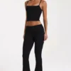 Modal-Hose mit mittlerer Leibhöhe und ausgestelltem Bein in Schwarz Modal-Hose mit mittlerer Leibhöhe und ausgestelltem Bein in Schwarz