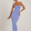 Monte Carlo Maxikleid mit verziertem Wasserfallausschnitt in Puderblau Monte Carlo Maxikleid mit verziertem Wasserfallausschnitt in Puderblau