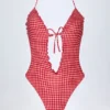 Montjoi Rüschen-Badeanzug mit Cut-outs und Neckholder in rotem Gingham