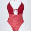 Montjoi Rüschen-Badeanzug mit Cut-outs und Neckholder in rotem Gingham