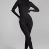 Musa Langarm-Jumpsuit mit hohem Kragen in Schwarz Musa Langarm-Jumpsuit mit hohem Kragen in Schwarz