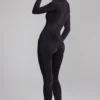 Musa Langarm-Jumpsuit mit hohem Kragen in Schwarz Musa Langarm-Jumpsuit mit hohem Kragen in Schwarz