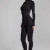 Musa Langarm-Jumpsuit mit hohem Kragen in Schwarz Musa Langarm-Jumpsuit mit hohem Kragen in Schwarz