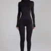Musa Langarm-Jumpsuit mit hohem Kragen in Schwarz Musa Langarm-Jumpsuit mit hohem Kragen in Schwarz