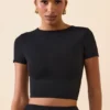 Myaree Crop-Top mit Flügelärmeln in Schwarz Myaree Crop-Top mit Flügelärmeln in Schwarz