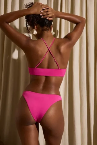 Mykonos Bikini-Oberteil mit Schlüsselloch-Detail in Fuchsia Mykonos Bikini-Oberteil mit Schlüsselloch-Detail in Fuchsia