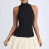 Nabila Modal-Minikleid mit Rollkragen, tiefem Taillenbund und ausgestellter Säume in Schwarz