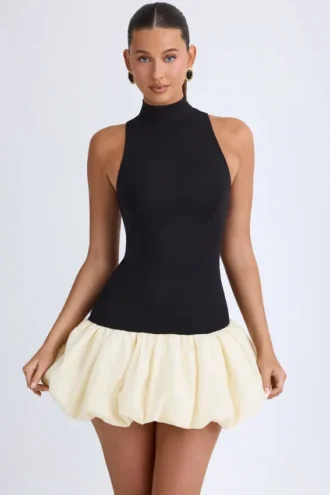 Nabila Modal-Minikleid mit Rollkragen, tiefem Taillenbund und ausgestellter Säume in Schwarz