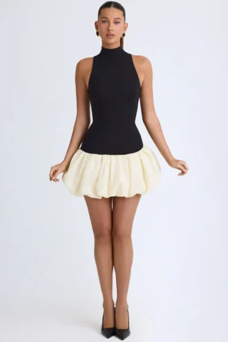 Nabila Modal-Minikleid mit Rollkragen, tiefem Taillenbund und ausgestellter Säume in Schwarz