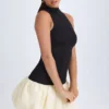 Nabila Modal-Minikleid mit Rollkragen, tiefem Taillenbund und ausgestellter Säume in Schwarz