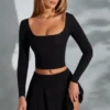Nadiya Langarm-Crop-Top mit quadratischem Ausschnitt in Schwarz Nadiya Langarm-Crop-Top mit quadratischem Ausschnitt in Schwarz