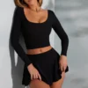Nadiya Langarm-Crop-Top mit quadratischem Ausschnitt in Schwarz Nadiya Langarm-Crop-Top mit quadratischem Ausschnitt in Schwarz