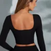 Nadiya Langarm-Crop-Top mit quadratischem Ausschnitt in Schwarz Nadiya Langarm-Crop-Top mit quadratischem Ausschnitt in Schwarz