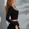 Nadiya Langarm-Crop-Top mit quadratischem Ausschnitt in Schwarz Nadiya Langarm-Crop-Top mit quadratischem Ausschnitt in Schwarz