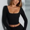 Nadiya Langarm-Crop-Top mit quadratischem Ausschnitt in Schwarz Nadiya Langarm-Crop-Top mit quadratischem Ausschnitt in Schwarz