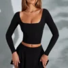 Nadiya Langarm-Crop-Top mit quadratischem Ausschnitt in Schwarz Nadiya Langarm-Crop-Top mit quadratischem Ausschnitt in Schwarz