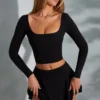 Nadiya Langarm-Crop-Top mit quadratischem Ausschnitt in Schwarz Nadiya Langarm-Crop-Top mit quadratischem Ausschnitt in Schwarz
