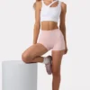 Nahtloser Soft-Rib-Sport-BH mit asymmetrischem Ausschnitt in Weiß