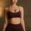 Nahtloser Super Sculpt Sport-BH mit gekreuztem Rücken in Chocolate