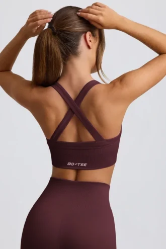 Nahtloser Super Sculpt Sport-BH mit gekreuzten Trägern in Burgunderrot