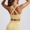 Nahtloser Super Sculpt Sport-BH mit gekreuzten Trägern in Buttergelb