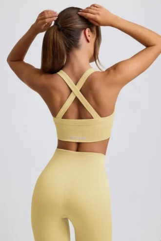 Nahtloser Super Sculpt Sport-BH mit gekreuzten Trägern in Buttergelb
